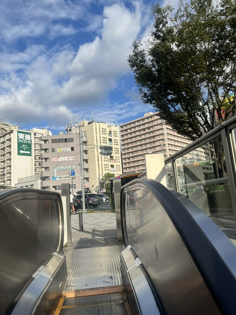 勝どき駅から地上へ向かう出口エスカレーターと再開発予定地