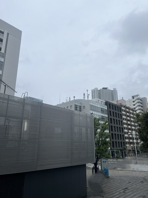 ムスブ田町のエスカレーター（雨の日でも濡れずに移動できる屋内動線）