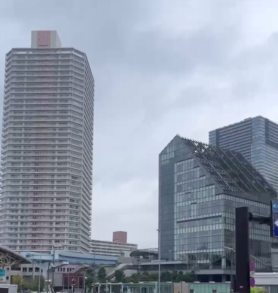 雨の日の豊洲駅周辺 シエルタワー、ブランズタワー豊洲、豊洲シビックセンター