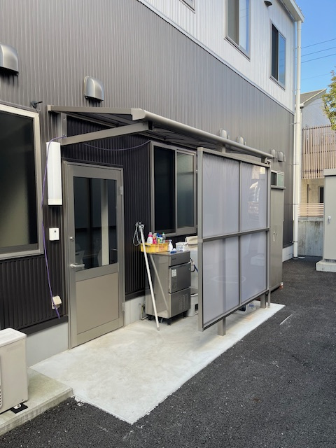 事務所の入り口に庇を設置しました！の画像