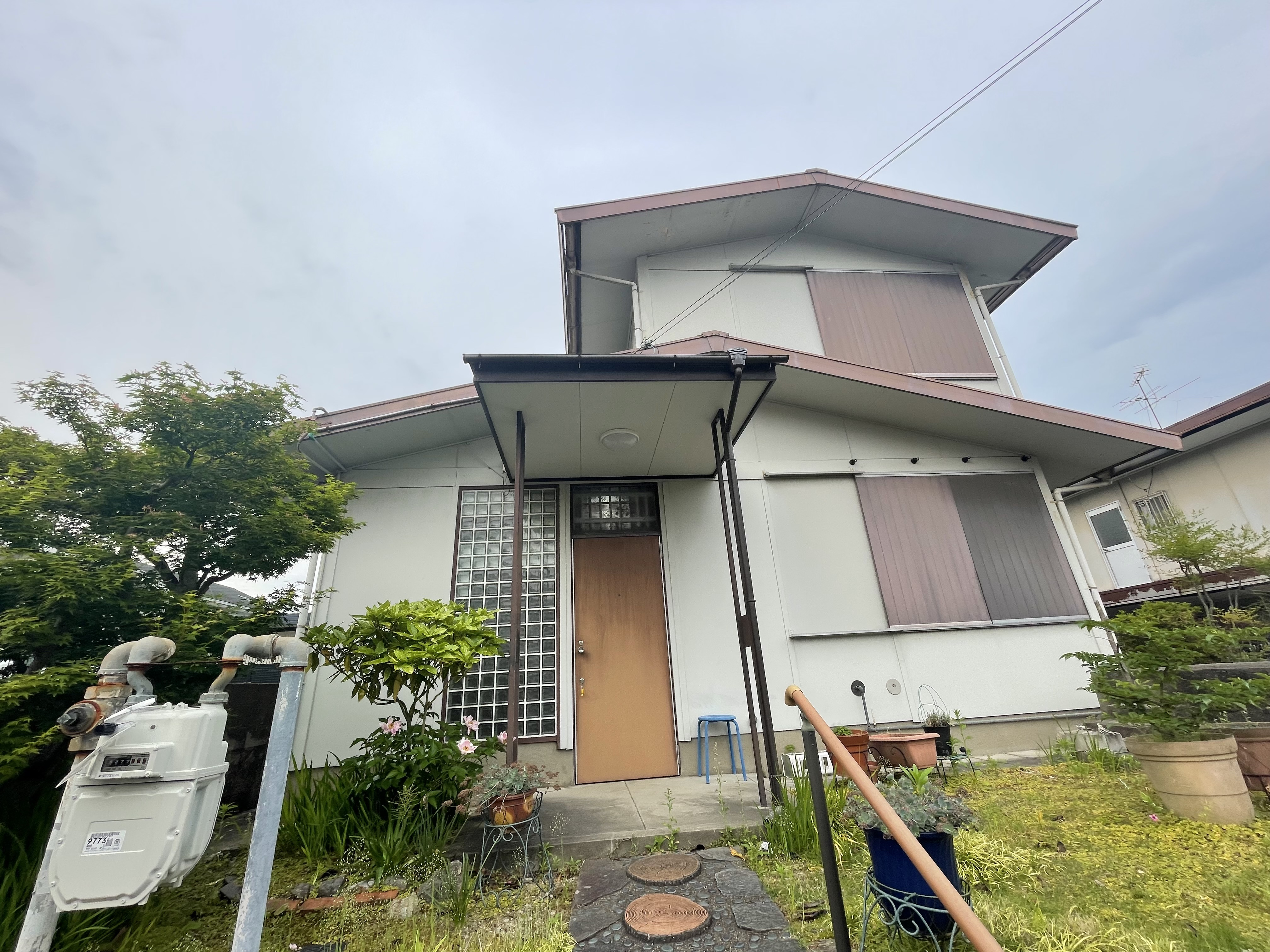 奈良県生駒郡平群町で擁壁のある戸建てを買取 石積擁壁・BOXガレージ・残置物にも対応の画像