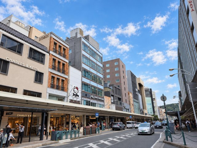 京都・四条通の街並み