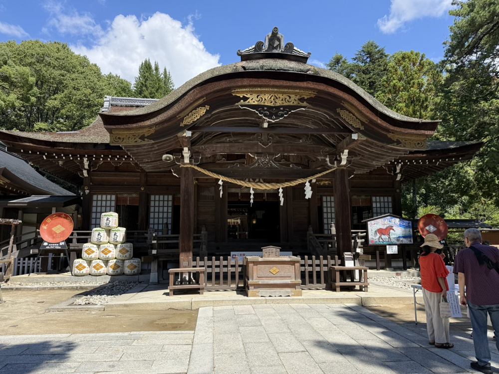 武田神社で参拝の画像