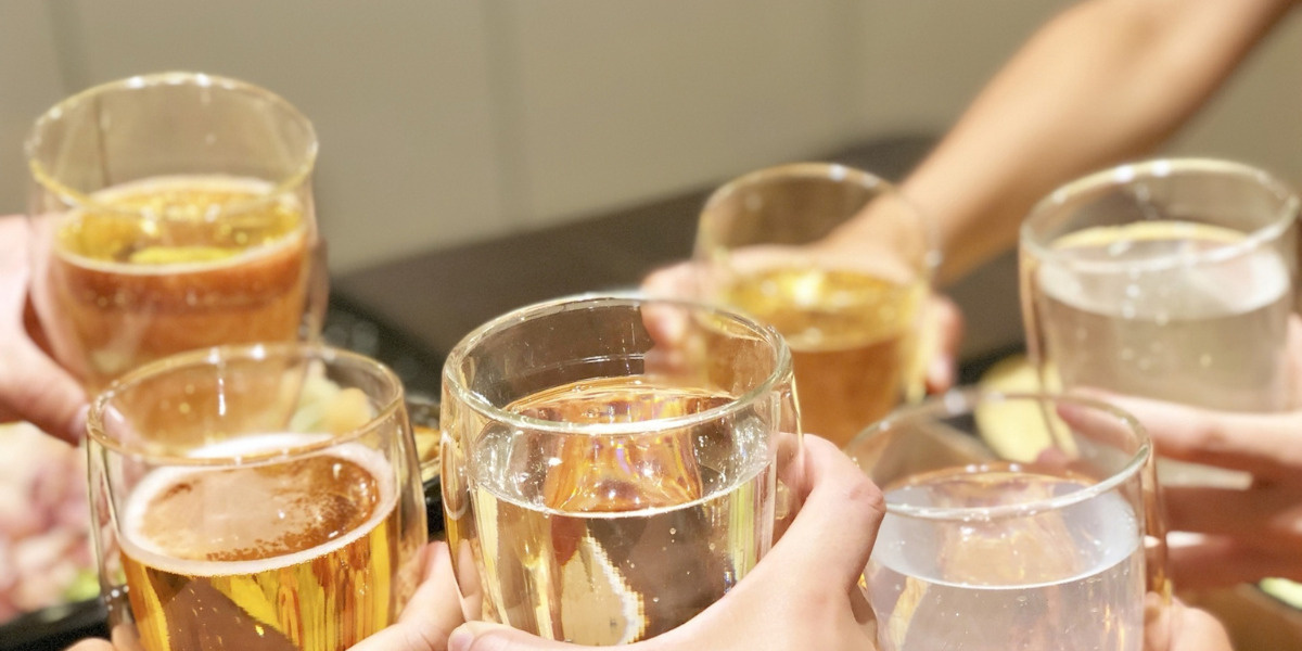 複数の友人が部屋に集まって宅飲みしている様子