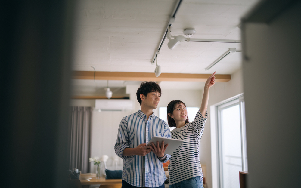 マンションで天井低いと感じたら？照明の選び方で空間を広く見せるコツの画像