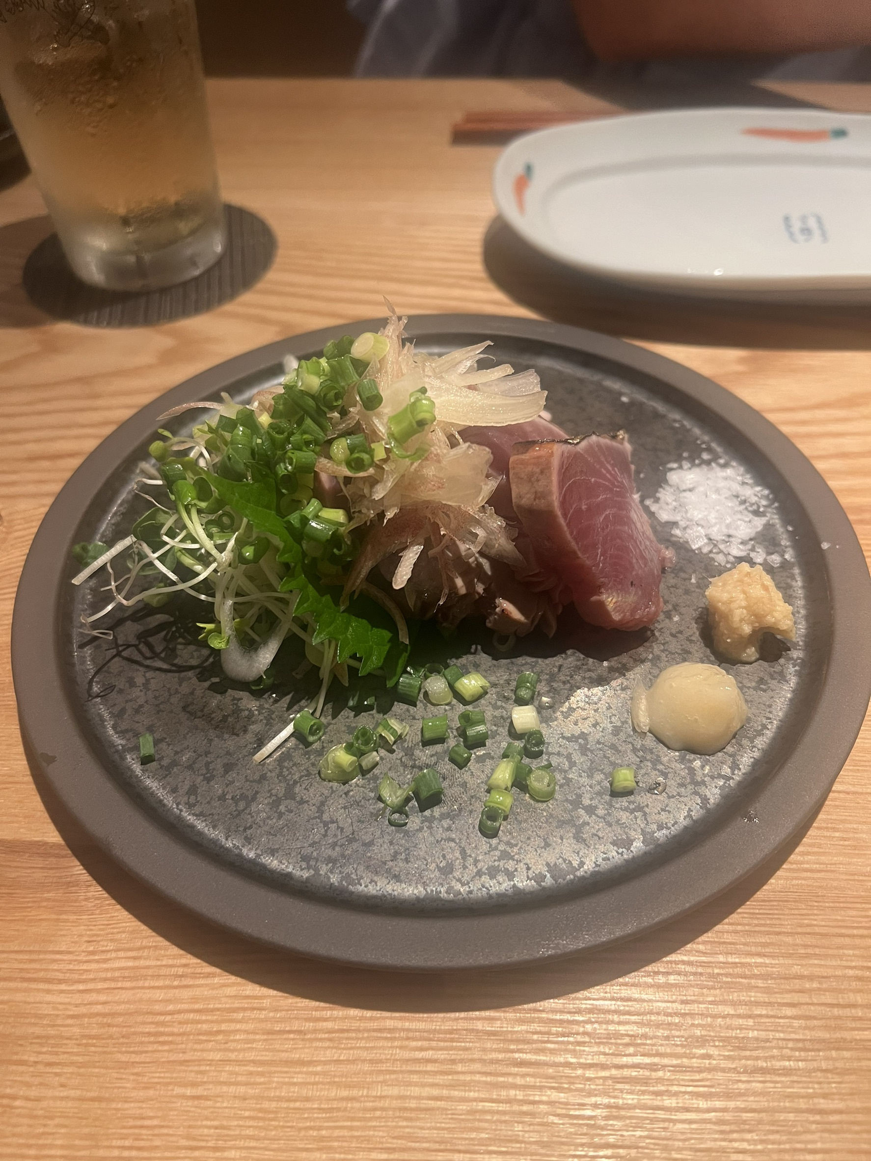 【日野】香ばしい藁の香りがたまらない!「狼煙」で味わう極上カツオの藁焼きの画像