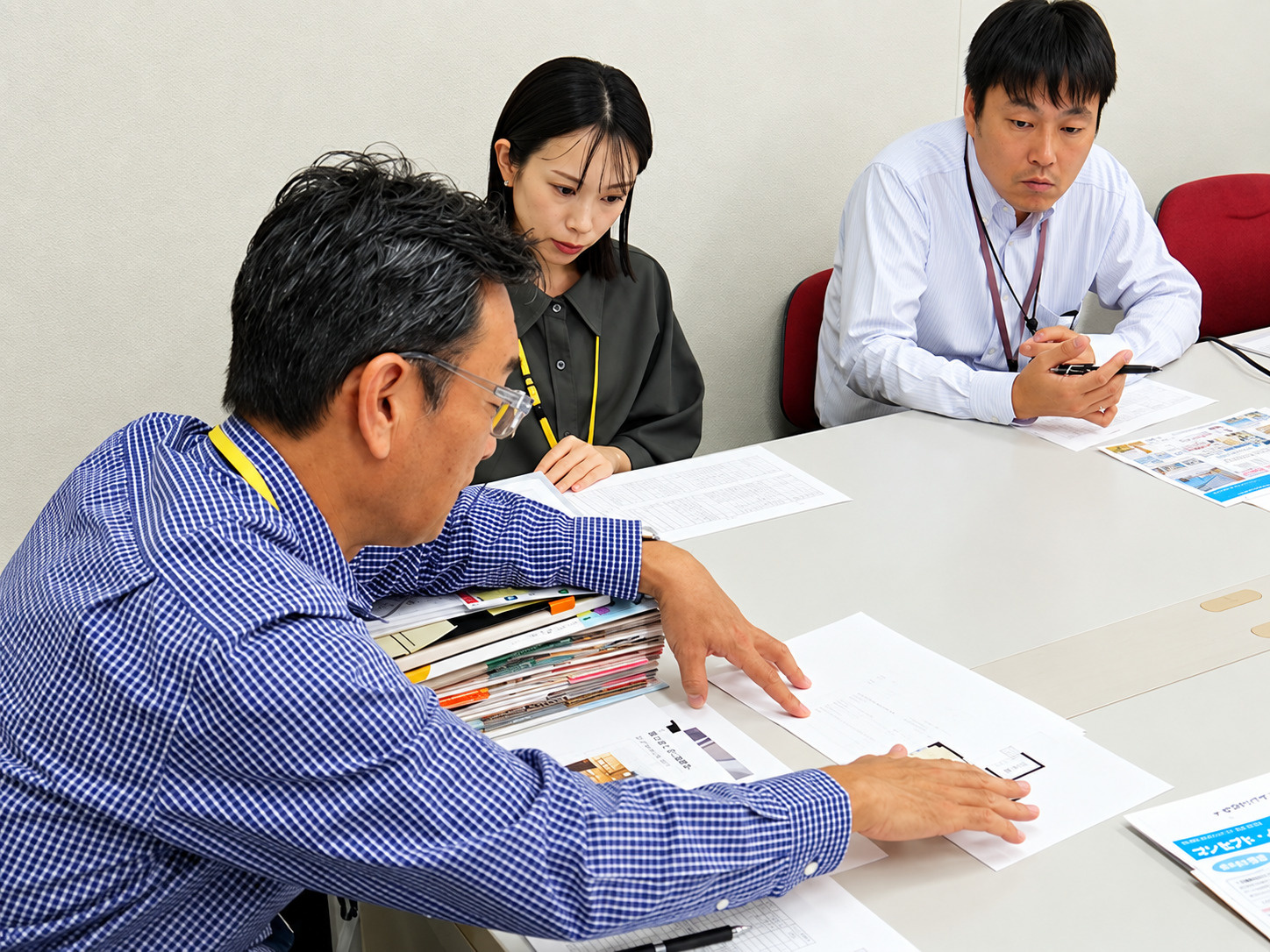 出原課長とチームBの打合せ風景