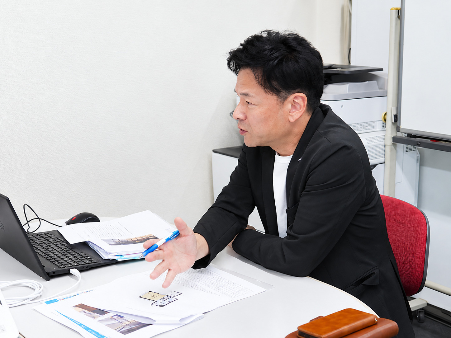 代替え案を説明する畑山専務