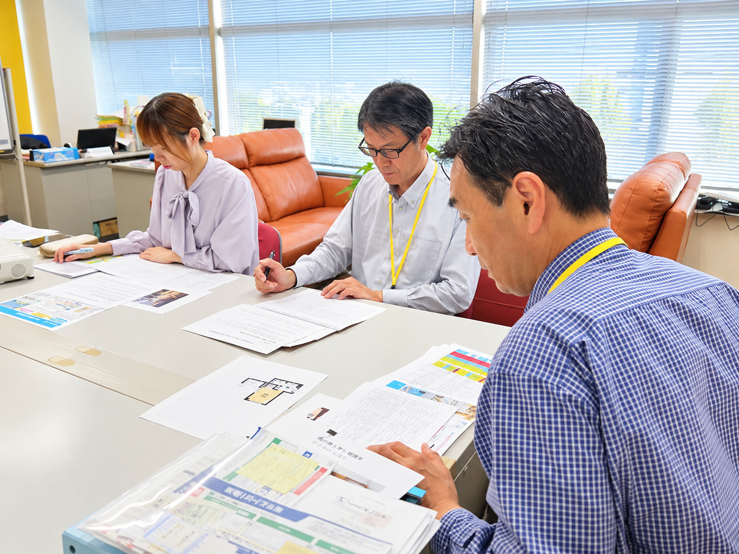 出原課長と打合せをするチームC