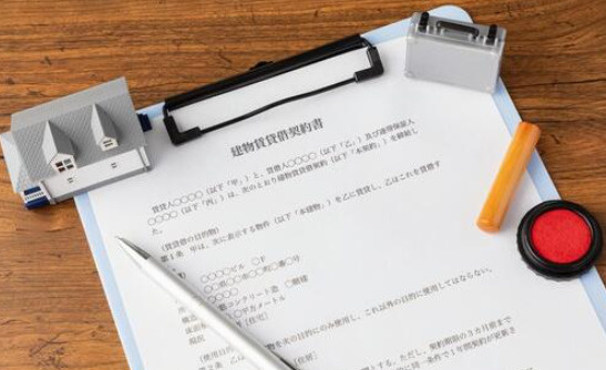契約書の取り交わしの様子