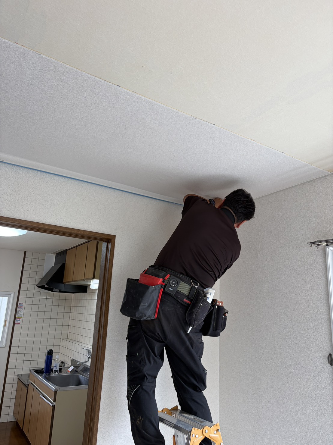 お部屋の印象がガラリと変わる！天井クロスの貼り替え施工中の画像