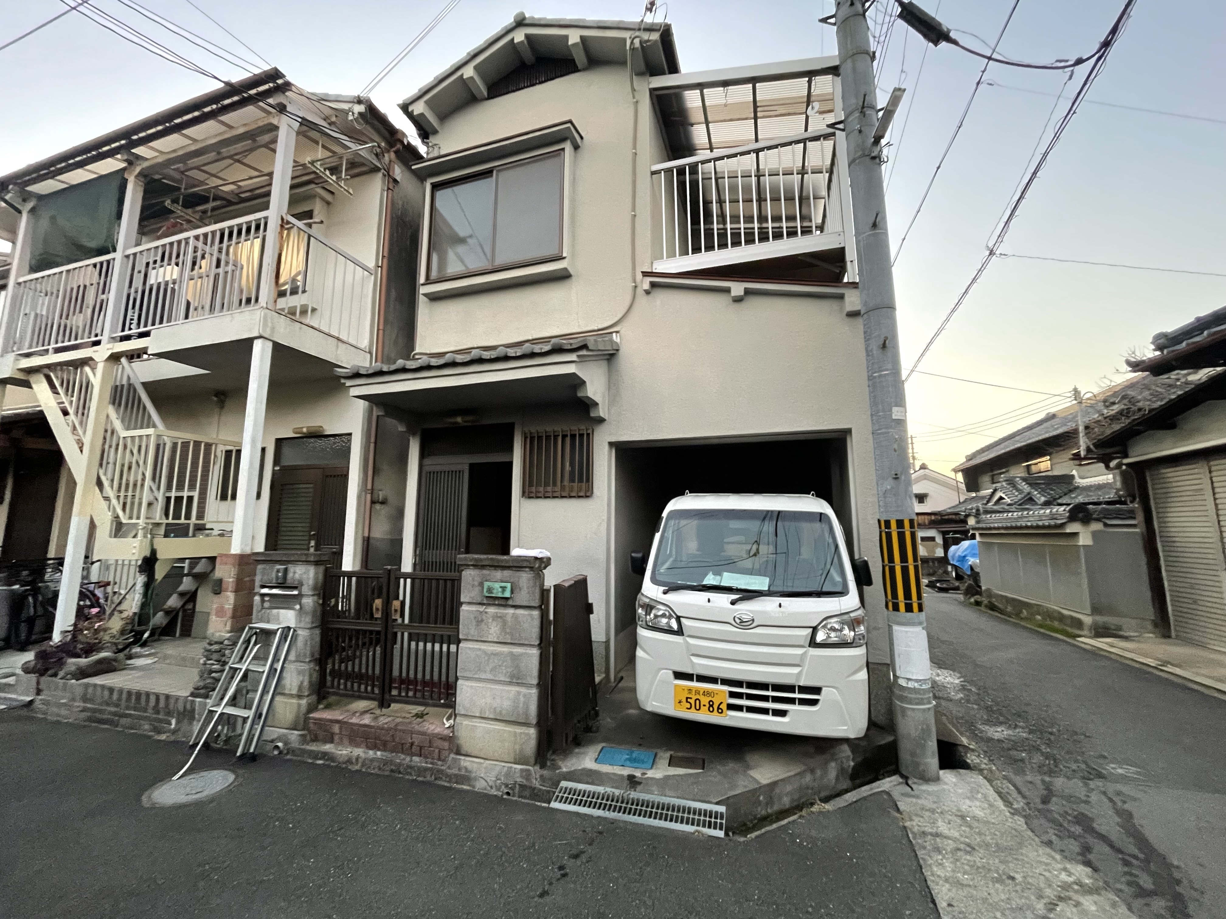 磯城郡川西町結崎で再建築不可の連棟住宅を買取 雨漏り・残置物・引越しにも対応の画像