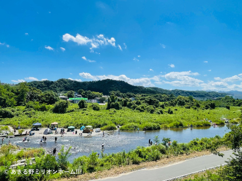 株式会社あきる野ミリオンホーム!!!遠くに美しい山々が望めるあきる野市の川遊びの風景。川も山もある豊かな自然環境を紹介。