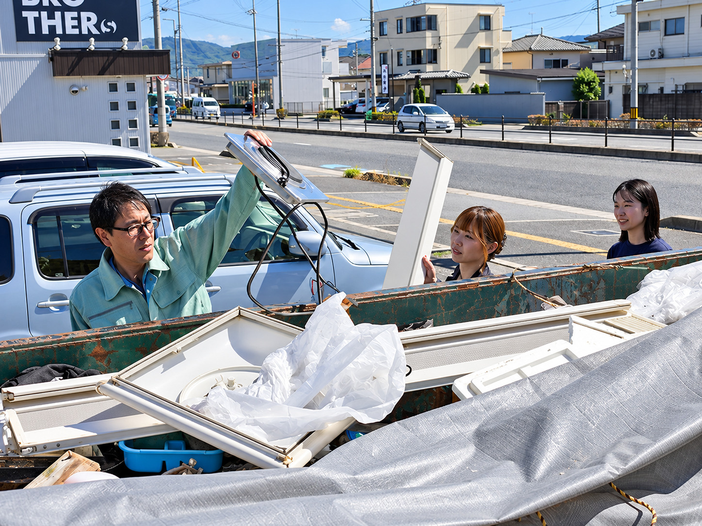 重量物を搬出する森岡