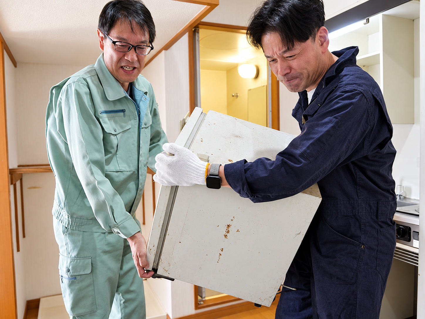荷物を運ぶ畑山専務