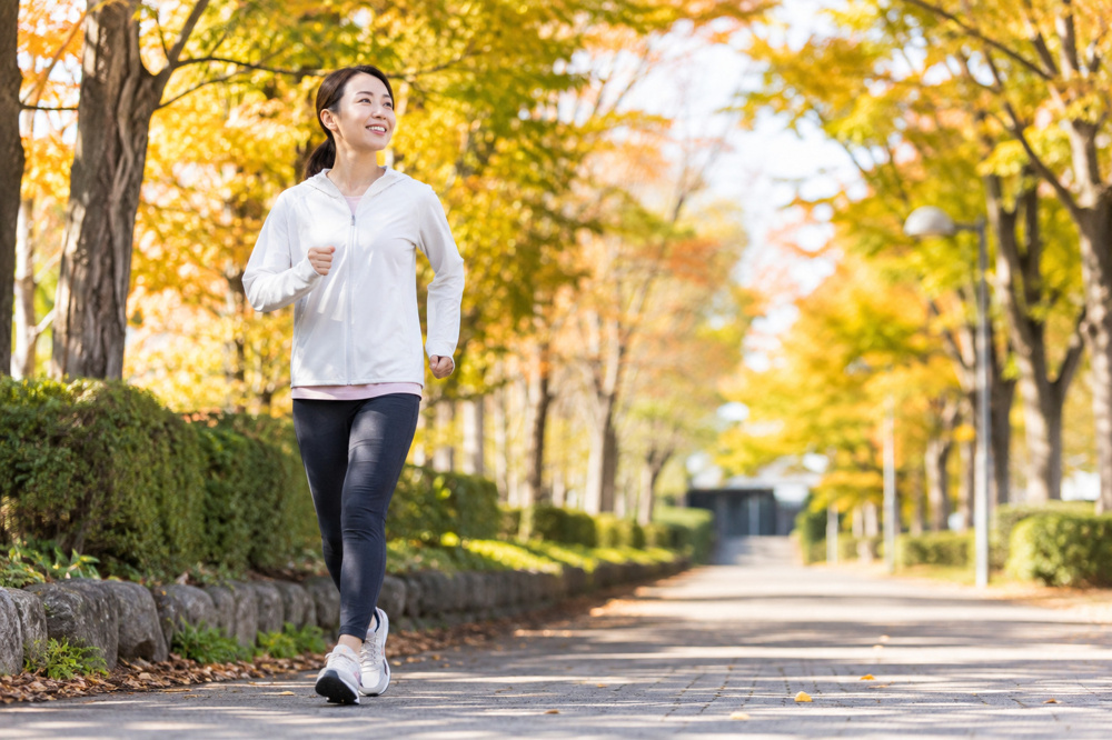 散歩の日に始めよう！ウォーキングの効果と健康づくりに役立つ正しい歩き方の画像