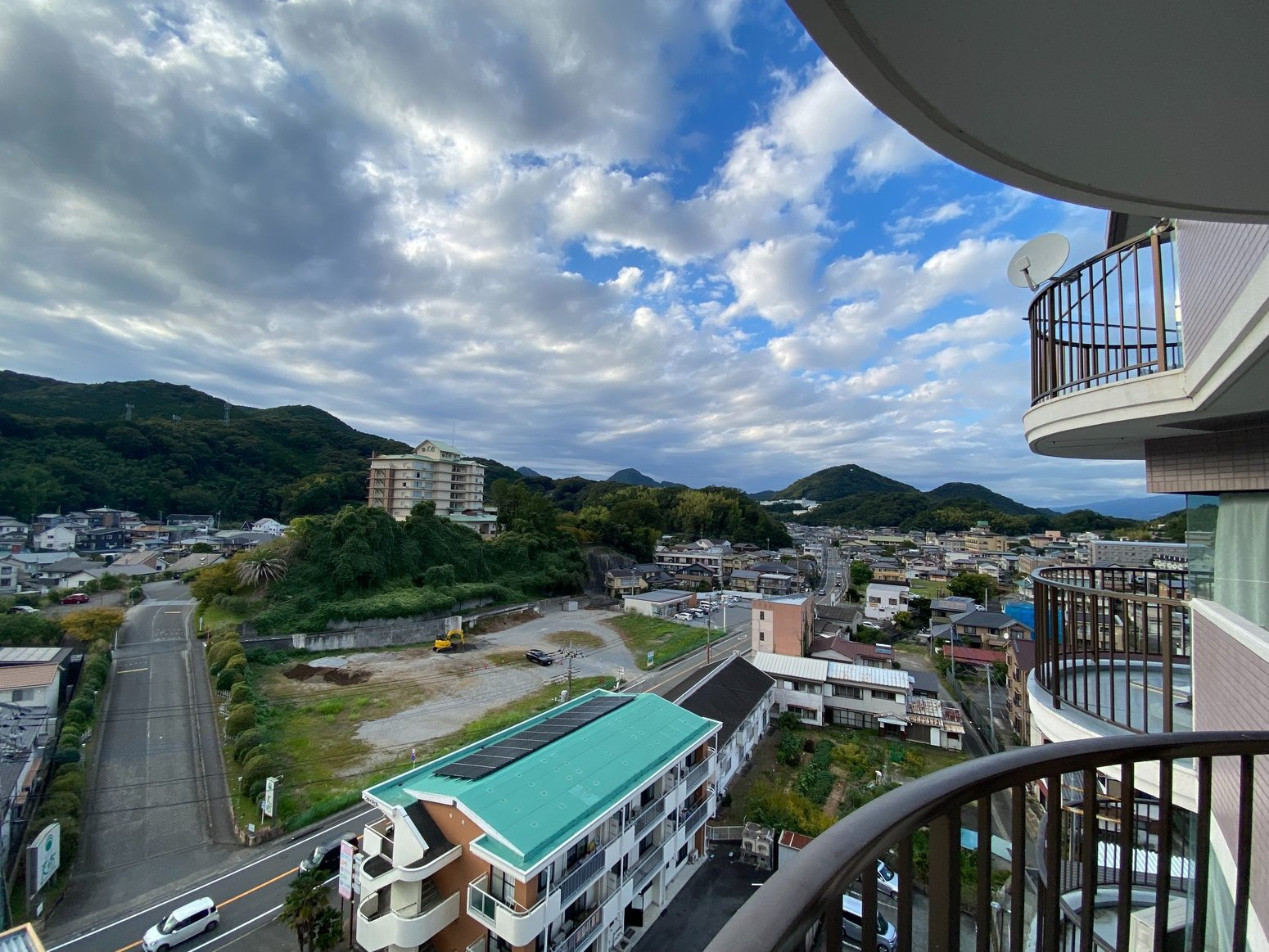 9階から見える伊豆長岡の街並みと周囲の山並み