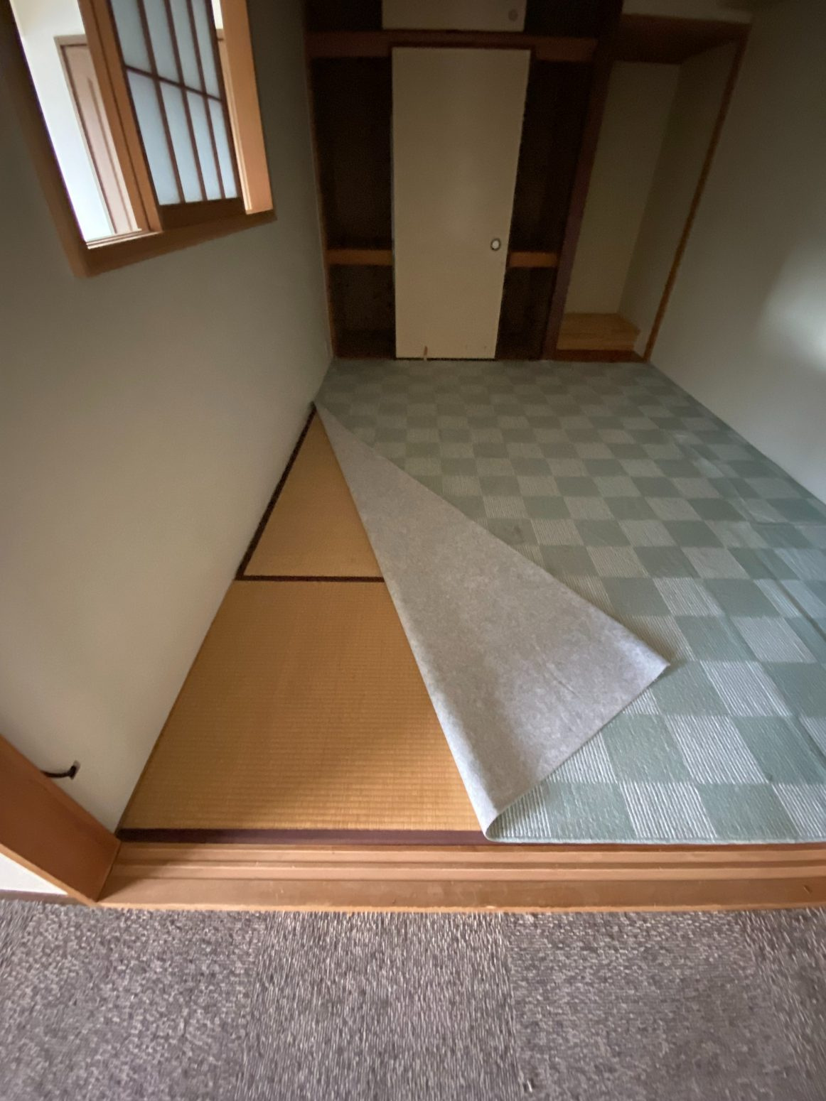 畳の一部がめくられた撮影時の状態。内装の現況を確認するための写真です
