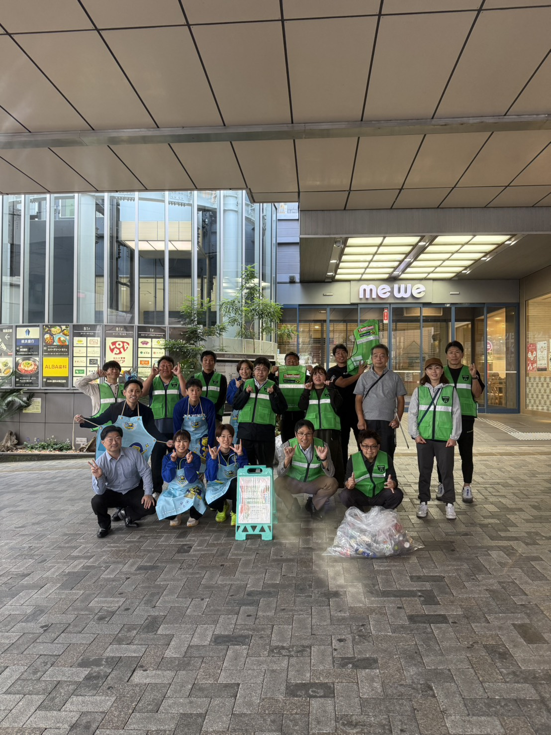三菱重工相模原ダイナボアーズを中心に橋本駅前の定期清掃活動を行いました!の画像