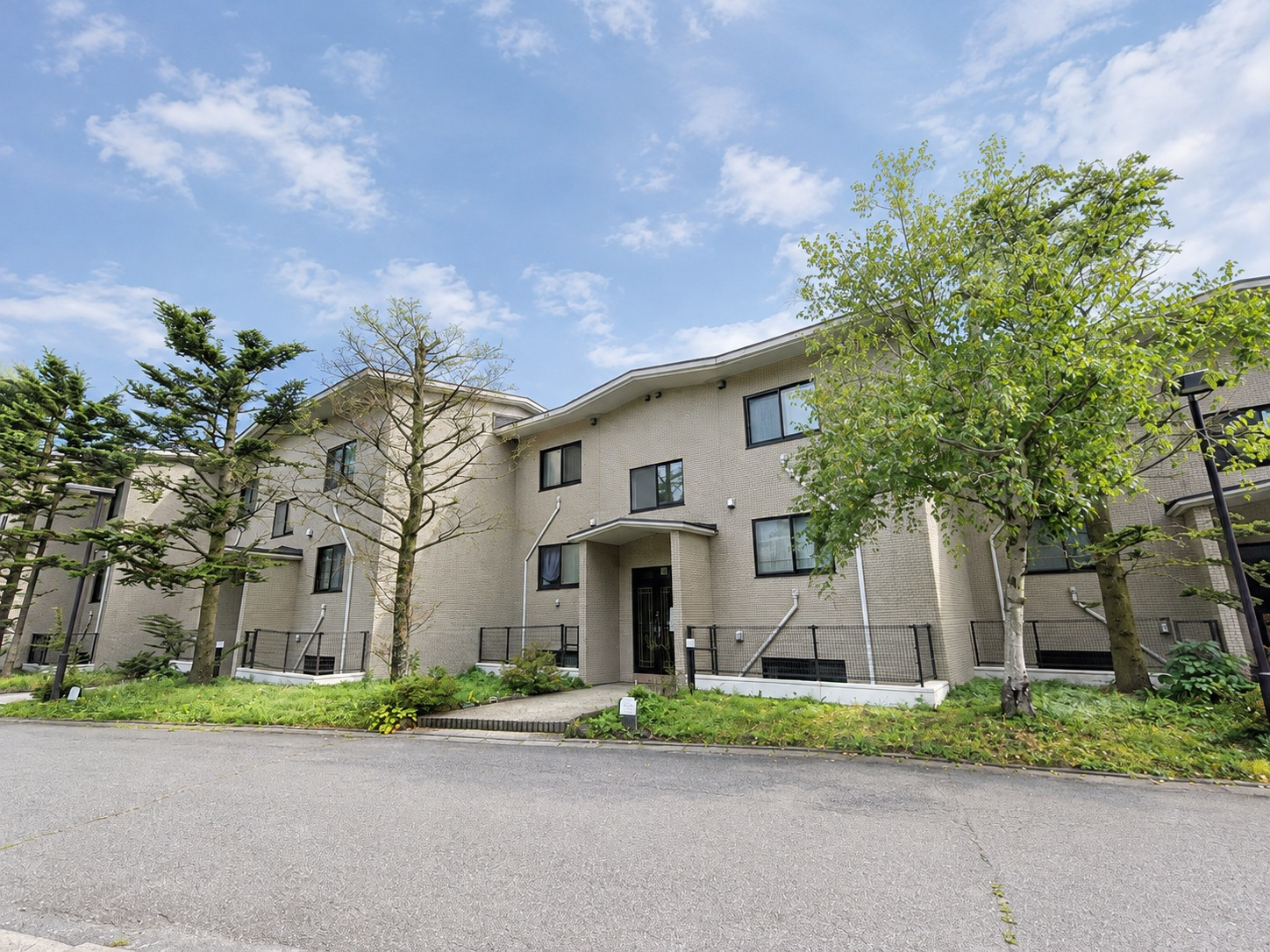 【軽井沢町】温泉大浴場&専用庭付き!リフォーム済み1LDKマンションをご紹介♪の画像