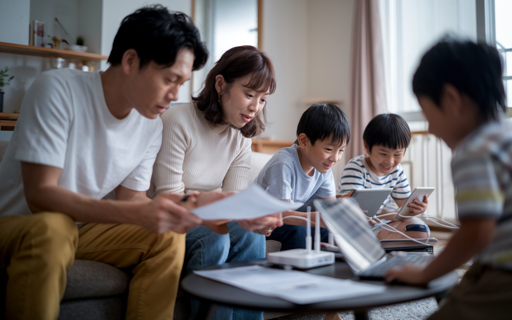 ファミリー必見のWiFi選びメリットは？途中解約や返金なし違約金と延長前提で安心契約の画像
