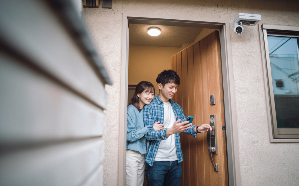 土浦市で中古戸建てを検討中の20代夫婦へ！防犯カメラとスマートロックで安心な暮らしを実現する方法の画像
