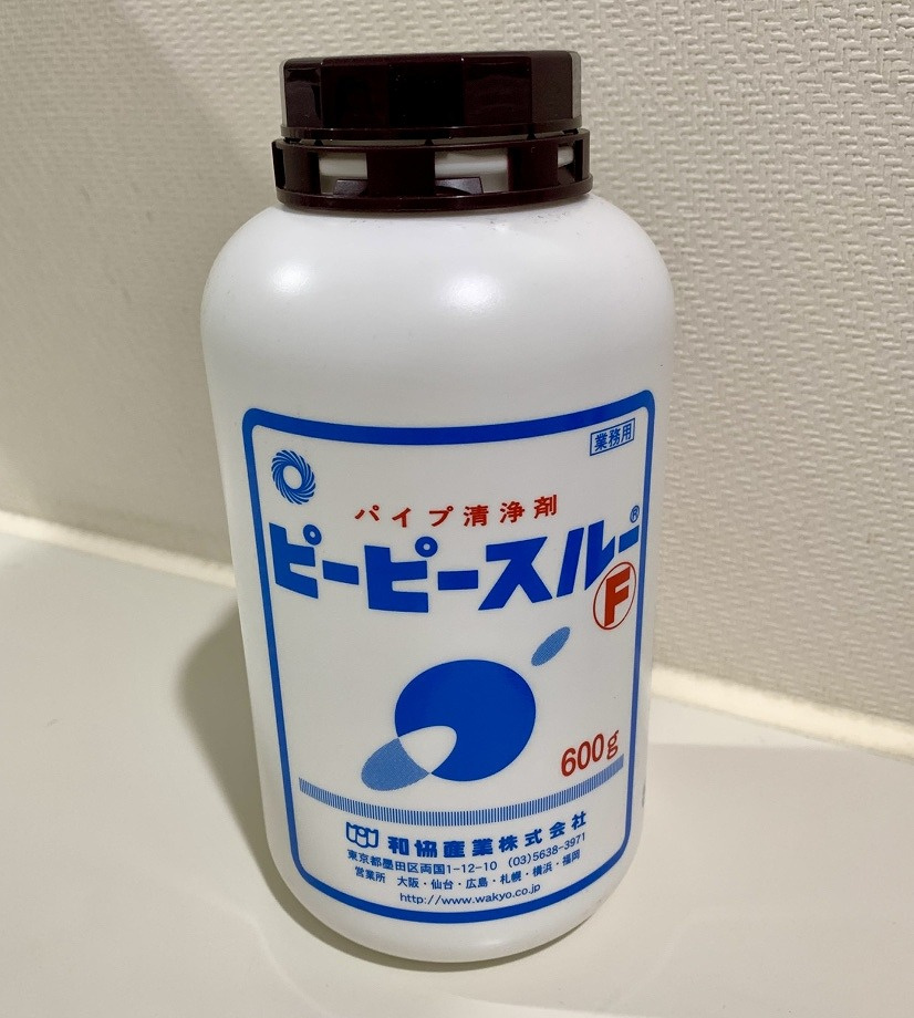 ２枚目：（ピーピースルーF 正面）白色に青いロゴが入った業務用パイプ洗浄剤「ピーピースルーF」のボトル正面写真