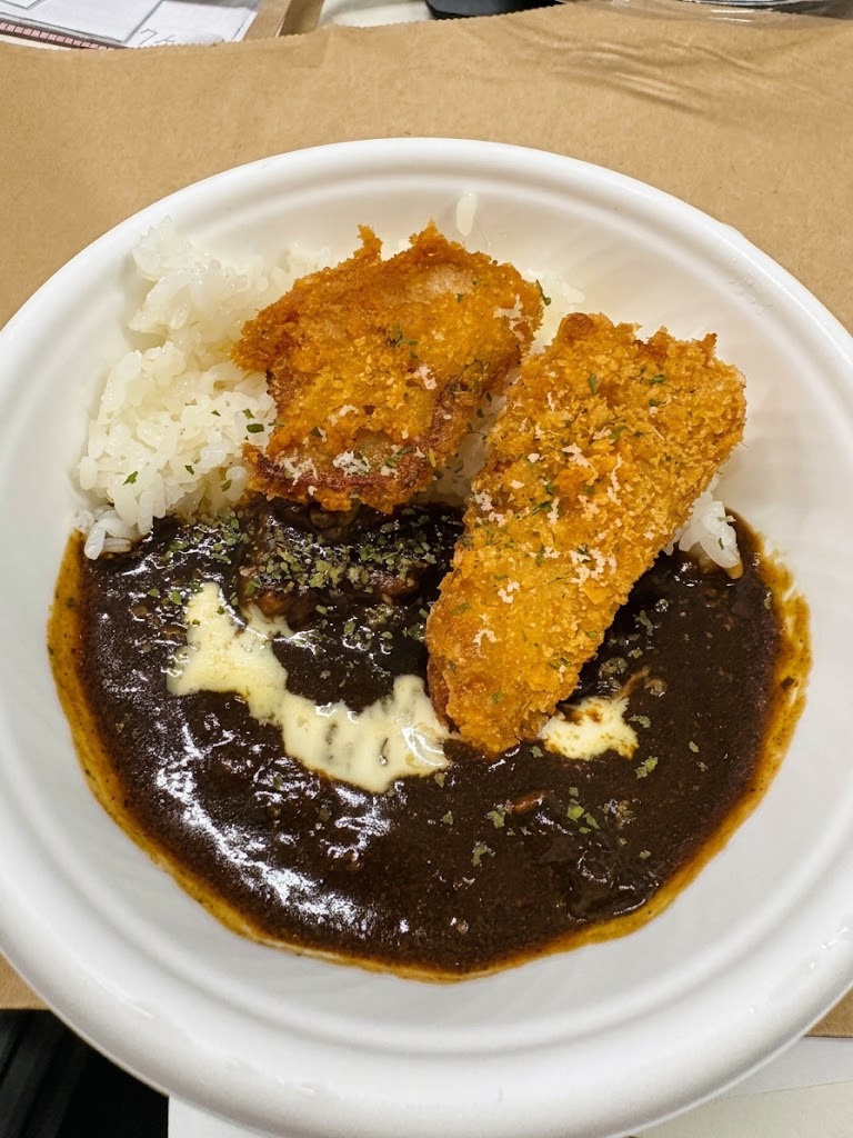 ３枚目：コクのある濃い色のルーにサクサクのカツがトッピングされた、美味しそうな「護衛艦はるさめカレー」の写真