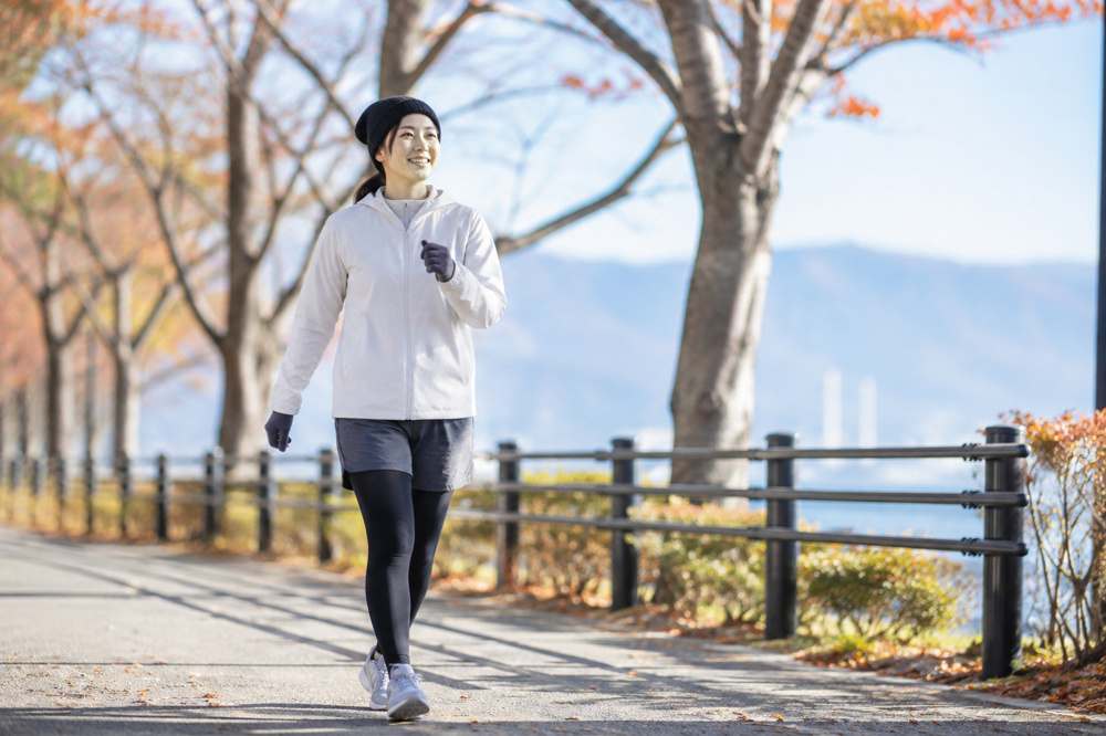 寒い季節も元気に！秋冬のウォーキングを続けるコツと健康効果の画像
