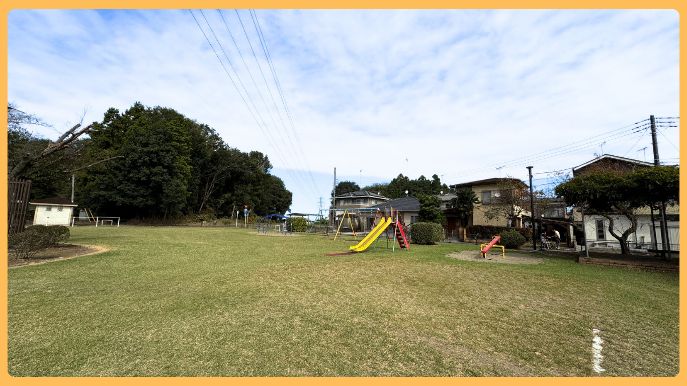 小山市扶桑第2公園を現地レポート!広い芝生とうんていがある公園の画像