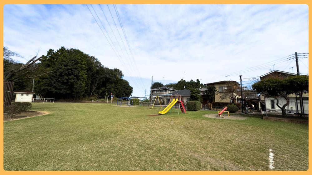 小山市扶桑第2公園を現地レポート！広い芝生とうんていがある公園の画像
