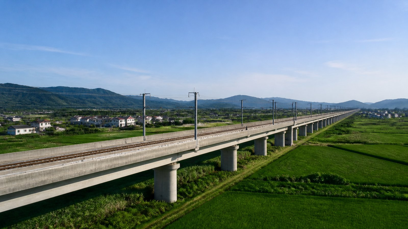 田園地帯を通る高速鉄道の高架橋