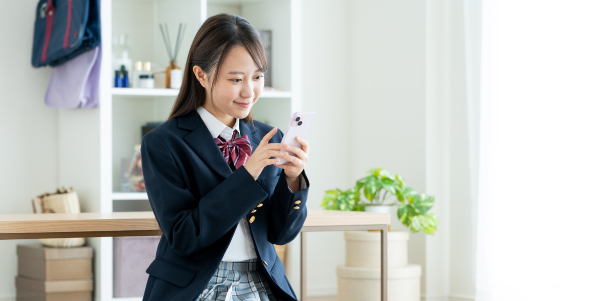 お部屋探しをする女子高生