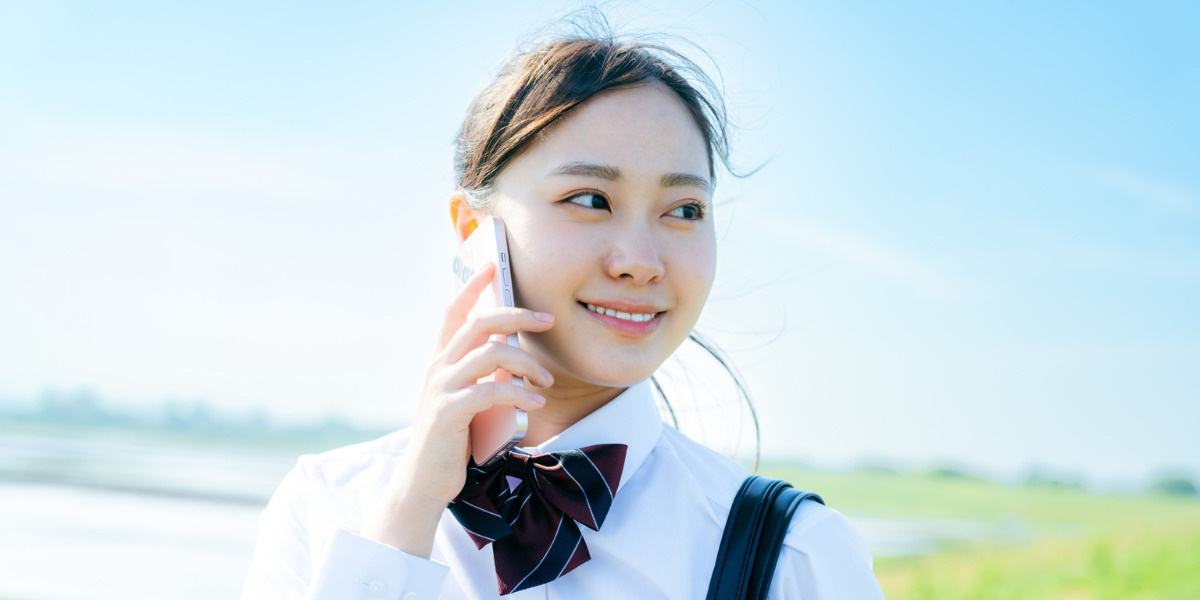 大学に合格したことを報告する女子学生