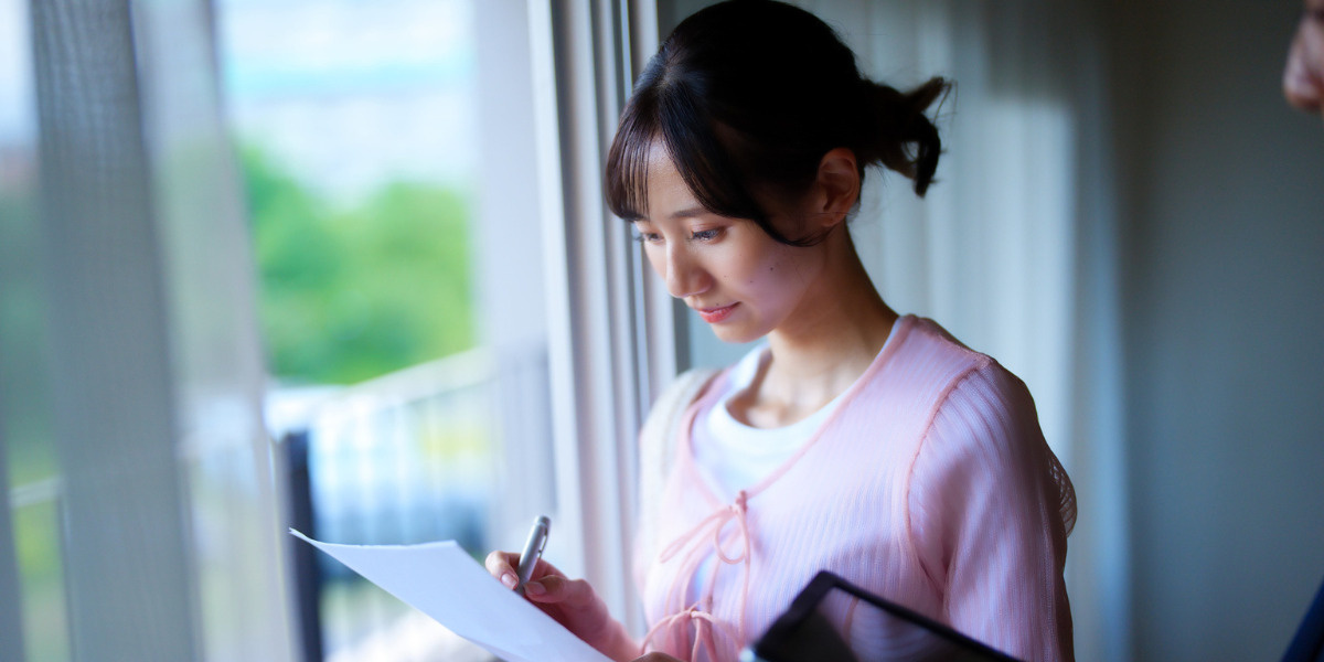 内見をする女子学生