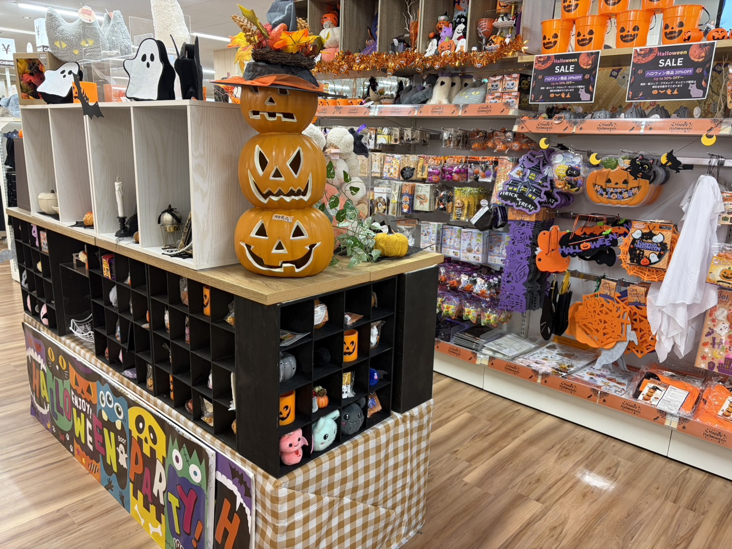 ハッピーハロウィン! 皆さま、ハッピーハロウィン! 本日は10月31日、ハロウィンですね✨ 私自身は、特にハロウィンらしいイベントや仮装などをする予定もなく、いつもと変わらない一日を過ごしております 街中を見ていると、お店や商業施設などでは、かぼちゃやおばけの飾り付けがされていたり、ハロウィン仕様の華やかな装飾が施されていたりと、見ているだけでも季節を感じますね 最近はハロウィンの楽しみ方もさまざまで、仮装を楽しんだり、お菓子を配ったり、ご家族やご友人とパーティーをしたりと、それぞれの過ごし方の画像