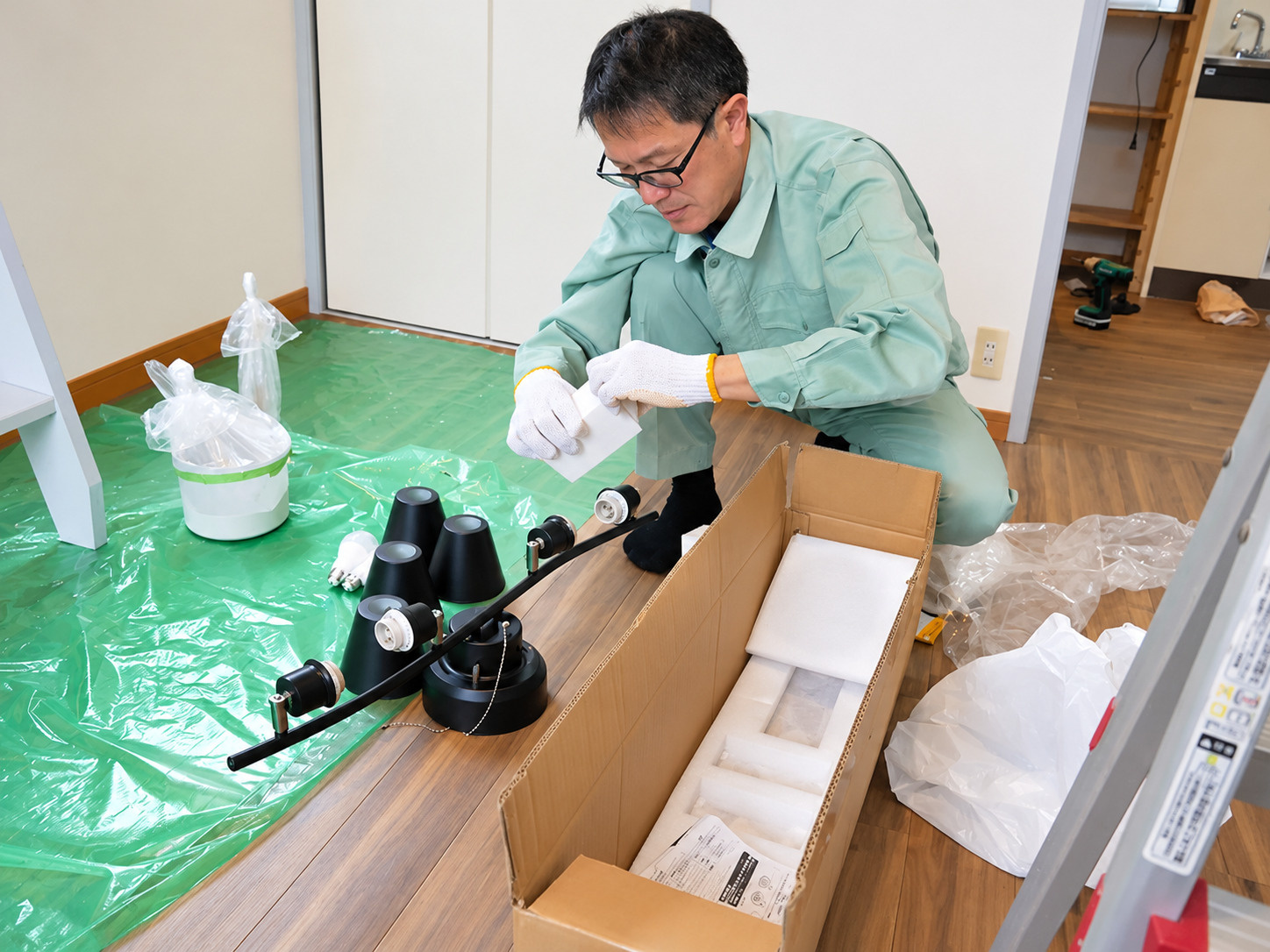 照明器具を箱から出し組み立てる様子
