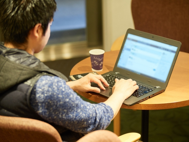 フリーランスで仕事をする人