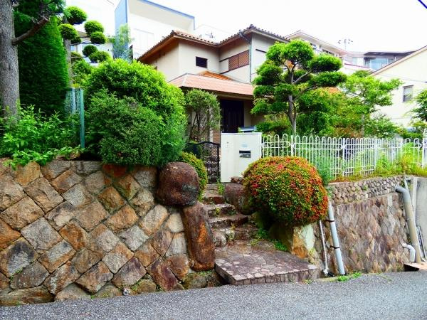 【西宮市甲陽園日之出町｜50代｜「庭の石蓋を開けて、初めて父から聞いていた井戸が本当に残っていると分かりました」相続戸建売却事例｜AGP様】の画像