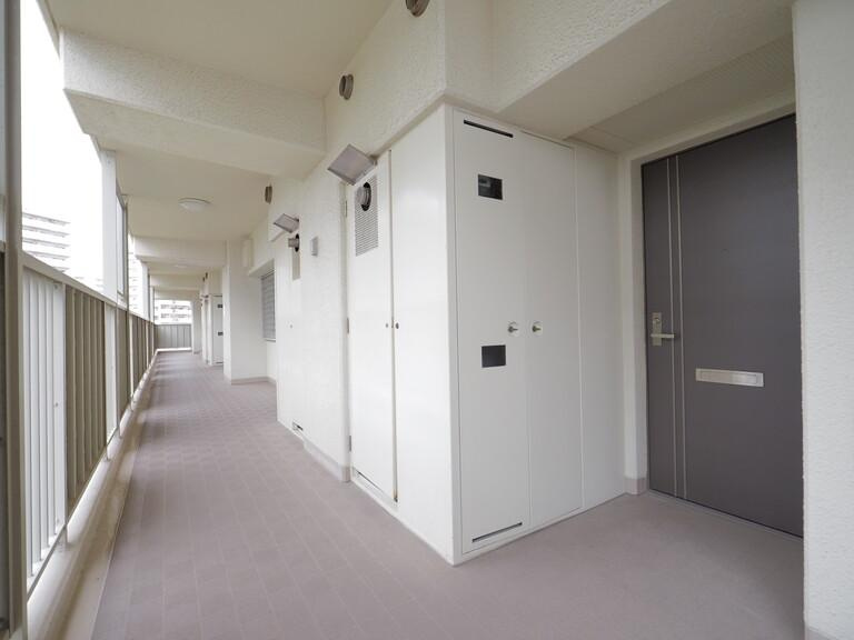 【芦屋市大原町｜ラポルテ東館｜60代｜「玄関前のポーチは自分のスペースなので、収納ボックスもそのまま置いていけると思っていました」マンション売却事例｜AKG様】の画像