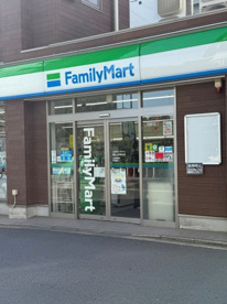 ファミリーマート 駒沢大学駅前店の画像1