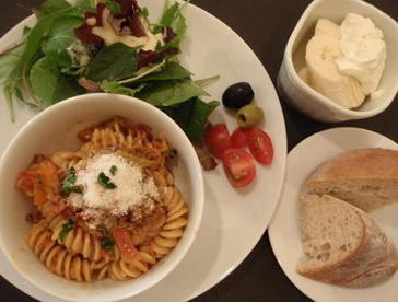 有機トマトのショートパスタと自家製パン
カフェ・サコッシュの画像3