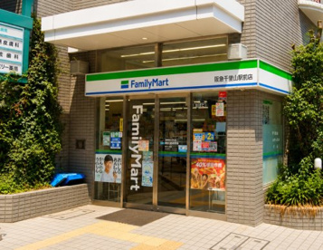 ファミリーマート 阪急千里山駅前店の画像1