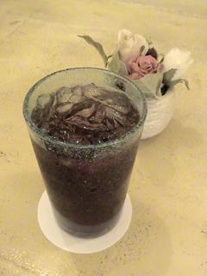 メニューはドリンクのみ。とはいえ、バリエーションに富んでいます。こだわりのコーヒーはもちろん、ミント、カモミール、エキナセア、ハイビスカスなどのハーブティーに、カフェオレ、チャイなど様々。
Cafe' BRAVO (カフェ・ブラボー)の画像1