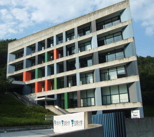 宝塚大学の画像1