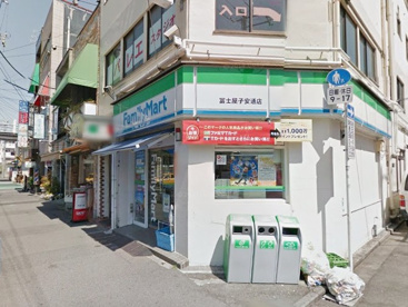 ファミリーマート冨士屋子安通店の画像1
