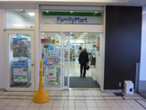ファミリーマート（改札下）