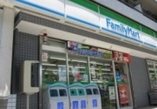  ファミリーマート金井窪山手通り店の画像1