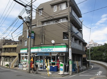  ファミリーマート氷川台三丁目店の画像1