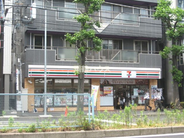 セブンイレブン横浜東白楽駅南店の画像1